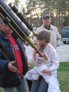 Society member Bill Burton shows a guest the moon.